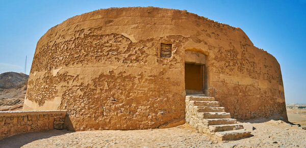 Оастрийская башня молчания, построенная из камня и покрытая мрамором, расположена на вершине холма в пустыне рядом с Йездом, Иран
.