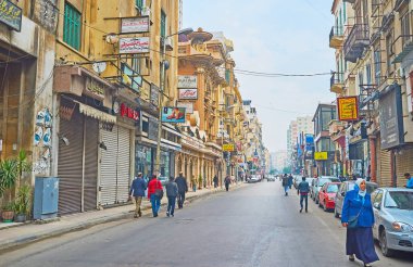 Alexandria, Mısır - 18 Aralık 2017: Çok sayıda mağaza, eski püskü binalar, park etmiş arabaların ve acele insanlar, 18 Aralık İskenderiye ile meşgul Estanbul sokak.