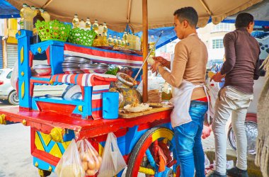 Alexandria, Mısır - 18 Aralık 2017: Genç Aşçılar popüler Mısırlı sokak gıda - tameya (falafel) yumurta, sebze ve aptal (fasulye), pide üzerinde Aralık 18 Alexandria yapmak.