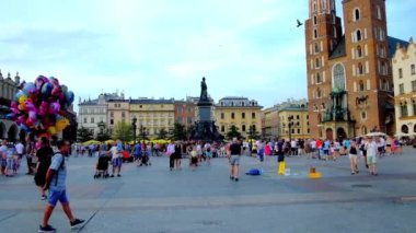 Krakow, Polonya - 10 Haziran 2018: Main Market Square kalabalık veya Taba Mariacki Adam Mickiewicz, çan kulelerinin St Mary's Basilica, eski townhouses, kafeler ve kabinlerde, 10 Haziran Krakow Anıt ile.