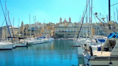 Birgu, Malta - 17 Haziran 2018: Vittoriosa (Birgu) marina manzarası olan bir kayan feribot ve deniz, 17 Haziran'da Birgu içinde bulunan Ortaçağ Senglea (L-Isla) şehir yapılardır Lüks Yatlar.