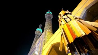 Şehzade fazıl kutsal tapınak minare ile gece gökyüzü ve renkli kumaş, Yezd, Iran parçaları sallayarak.