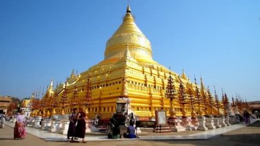 Bagan, Myanmar - 25 Şubat 2018: Üstün Shwezigon Pagoda onun dev altın stupa ile en popüler Simgesel Yapı ve ören, en venerated yerde 25 Şubat Bagan içinde olduğu