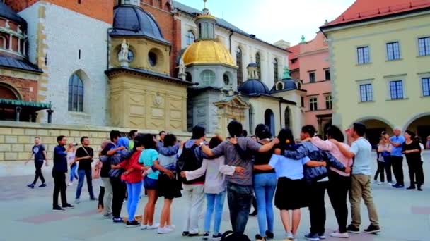 Krakow Polonia Junio 2018 Grupo Turistas Abrazándose Círculo Canta Canciones — Vídeos de Stock