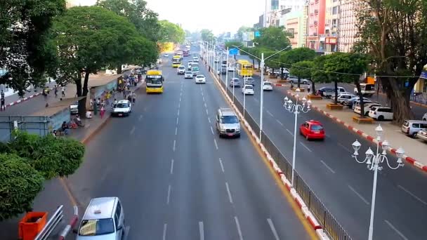 Yangon Myanmar Februari 2018 Snabb Trafiken Sule Road Sträcker Sig — Stockvideo