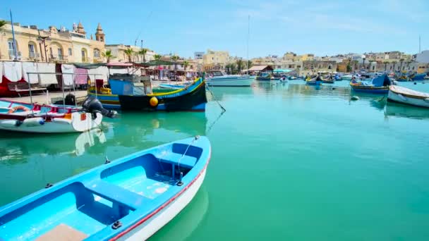 Marsaxlokk 2018 아늑한 카페와 Marsaxlokk에 해안을 전통적인 Luzzu 보트와 어촌의 — 비디오