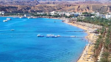 El Maya bay, Sharm El Sheikh, Mısır kırmızı rocky Dağları ile çevrili rahat kum plaj hattı.