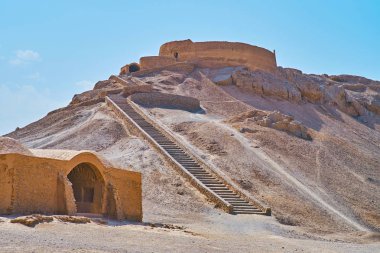 Zerdüşt dini arkeolojik Yazd - sessizlik Kulesi tepenin üzerinde ve tören Khaiele Tepesi'nin eteğinde, Iran, mezar yanındaki binalarda.