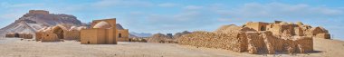 Dakhma ya da sessizlik kuleleri - korunmuş mezar ve Zerdüşt topluluk, Yezd, Iran tören yapıları ile arkeolojik site Panoraması.