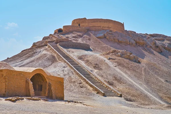 亚兹德的考古遗址中的琐罗亚斯德教建筑 在山顶上寂静的埋葬塔和仪式 Khaiele 在山脚下 — 图库照片