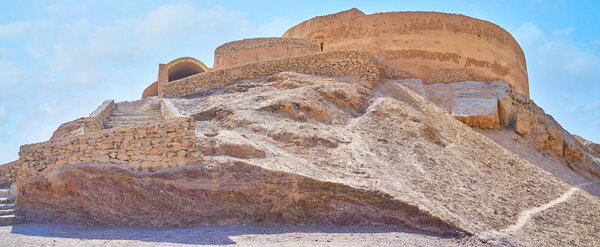 Башня молчания - это погребальное зороастрийское сооружение, увенчанное скалистым холмом в пустынных землях рядом с Яздом, Иран
.