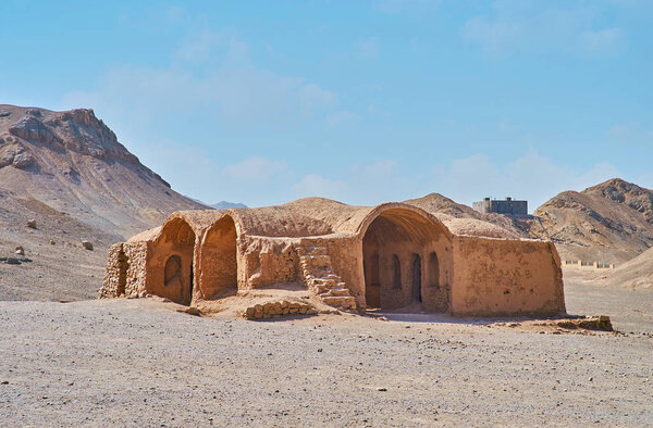 Здание расположено среди скалистых холмов в археологическом заповеднике Towers of Silence в Йезде, Иран
.