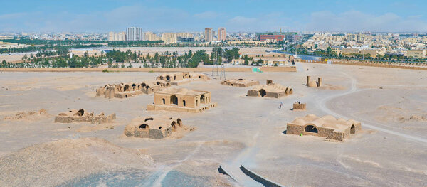 Холмистые пустынные земли рядом с Яздом были использованы зороастрийской общиной для создания места захоронения, известного как Башни молчания, Иран
.