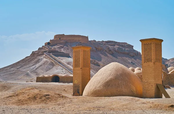 Vue Sur Tour Silence Dakhma Située Sommet Colline Yakhchal Chambre — Photo