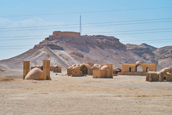 Древнее ритуальное место башен молчания (Дахма) использовалось для религиозных и похоронных церемоний, Язд, Иран
.