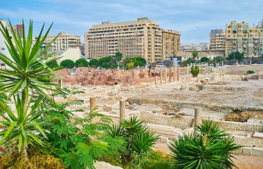 Antik kalıntıları Roma Auditorium ve hamam (thermae) Kom reklam Dikka arkeolojik sitesi ile modern şehir quarters, İskenderiye, Mısır komşu.