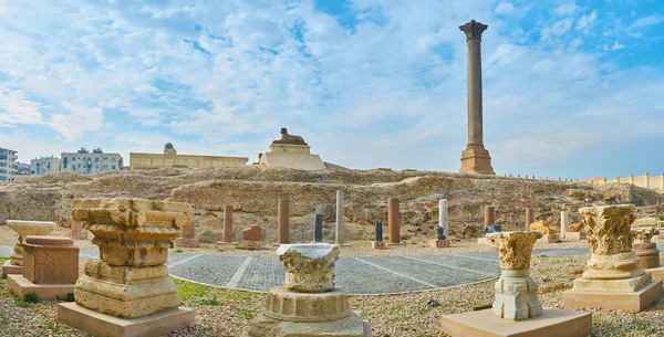 Большой Столб Помпея Статуей Сфинкса Перед Ним Руинами Древнего Храма — стоковое фото