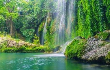 Kurşunlu Şelalesi - Kanyon, gölgeli yeşil orman, Türkiye ile kaplı çalıştıran Aksu nehrinin kolu keyfini çıkarın.