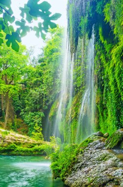 Kurşunlu Şelalesi doğal Doğa Park altında duran, Antalya bölgesinde, Aksu, Türkiye'de bulunan.