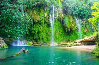 Kurşunlu Tabiat Parkı şelaleler, doğal manzara, yemyeşil orman yeşillik ve küçük göller ile Antalya bölgesi, Aksu, Türkiye'nin en popüler turistik biridir.