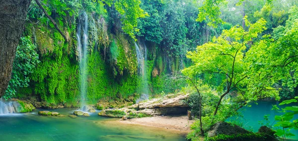 Kilátás Nyílik Festői Kursunlu Waterfall Rejtett Sűrű Erdőben Aksu Törökország — Stock Fotó