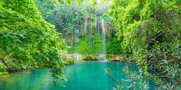 Водоспад Куршунлу Красивим Озером Каньйон Оточенні Пишної Зелені Ліси Аксу — стокове фото