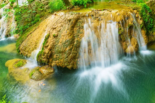 Apró Esik Kursunlu Waerfall Kaszkád Mentén Szűk Kanyon Nagy Sziklák — Stock Fotó