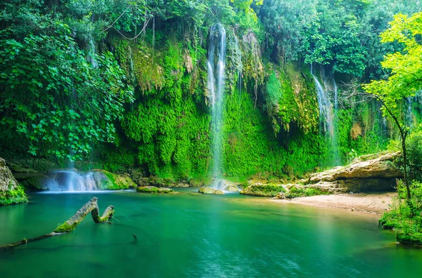 Meredek Mögött Kursunlu Waterfall Aksu Törökország Buja Növényzettel Borított — Stock Fotó