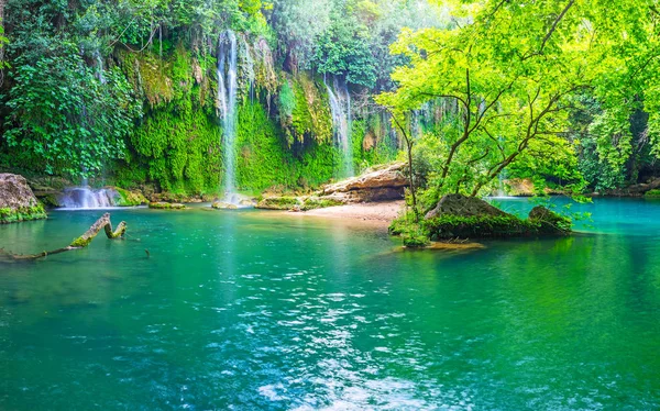 探索风景秀丽的 Kursunlu 自然公园与瀑布 隐藏在郁郁葱葱的森林绿地 深峡谷 清澈的湖泊和完美的地方野餐 阿克苏 土耳其 — 图库照片