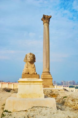 Pompey'in ayağı ve sfenks heykelleri Amoud Al Sawari sit alanı, aynı zamanda Serapeum Tapınağı ve catacombs, İskenderiye, Mısır da dahil olmak üzere önemli yerlerinden vardır.