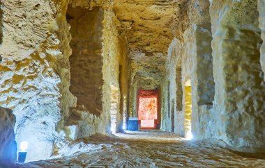 Alexandria, Mısır - 18 Aralık 2017: Catacombs Serapeum tapınağın üzerinde Aralık 18 Alexandria Amoud Al Sawari arkeolojik sitedeki taş salonu.