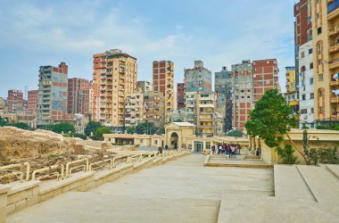 Alexandria, Mısır - 18 Aralık 2017: Turist grubu üzerinde Aralık 18 Alexandria Amoud Al Sawari sit alanı, tapınakta Serapeum dağılımları.