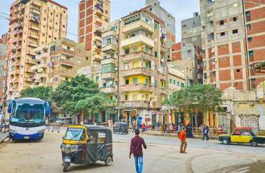Alexandria, Mısır - 18 Aralık 2017: Eski püskü binalar ve 18 Aralık Alexandria Karmouz bölge sokaklarında kaotik trafik.