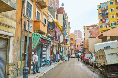 Alexandria, Mısır - 18 Aralık 2017: Abu Mandour street, Karmouz bölgesinde, 18 Aralık İskenderiye eski püskü binaların boyunca yürüyüş.