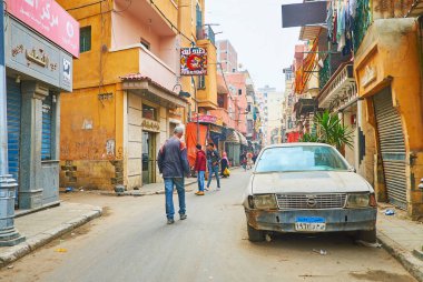 Alexandria, Mısır - 18 Aralık 2017: Yoksul ve perişan Karmouz olan eski sokaklar, tozlu gecekondu ve kırık araçların city, en eski alanları arasında 18 Aralık Alexandria'da bir ilçedir.