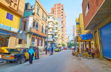 Alexandria, Mısır - 18 Aralık 2017: Eski ev ve eski evleriyle, yarım kalmış binaların, zavallı Karmouz bölge ile yeni komşu evleri, 18 Aralık İskenderiye inşa.