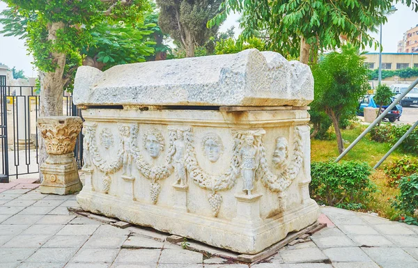 Antiguo Sarcófago Tallado Entrada Las Catacumbas Kom Shoqafa Sitio Arqueológico — Foto de Stock
