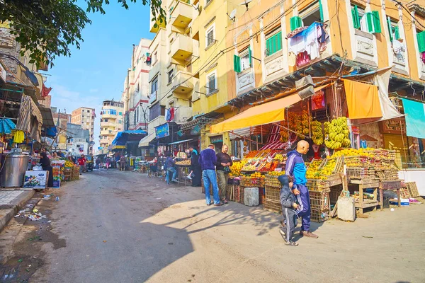 Alexandria, Mısır - 18 Aralık 2017: Çok sayıda meyve ve sebze tezgahları, sokak kafeleri ve bağlıyordun, 18 Aralık İskenderiye ile Karmouz bölgesinin dar market Sokağı.