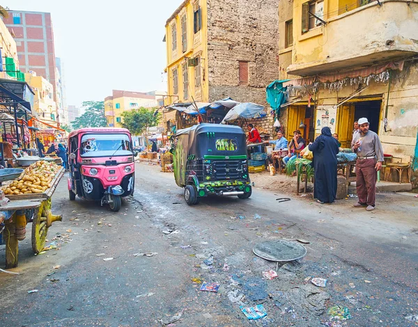 Aleksandria Egipt Grudnia 2017 Jazdy Tuk Tuks Wzdłuż Ulicy Rynku — Zdjęcie stockowe