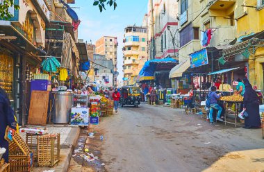 Alexandria, Mısır - 18 Aralık 2017: 18 Aralık İskenderiye Karmouz, bölge, eski püskü cadde boyunca uzanan gıda pazarı,.