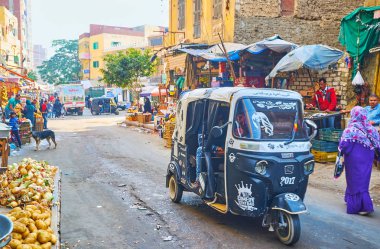Alexandria, Mısır - 18 Aralık 2017: Tuk-18 Aralık İskenderiye Karmouz, bölge, eski püskü gıda pazarına sürüş tuk,.