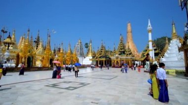 Yangon, Myanmar - 27 Şubat 2018: Shwedagon Pagoda karmaşık, Singuttara tepe üzerinde bulunan ve 27 Şubat Yangon olarak dünyanın her yerinden turist arasında ünlü çarpıcı mimarisi.