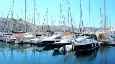 Birgu, Malta - 17 Haziran 2018: Yat marina Vittoriosa ve Senglea (L-Isla) Ortaçağ yapılardır harbour, 17 Haziran'da Birgu arkasında manzaralı sahil mesire boyunca yürüyüş.