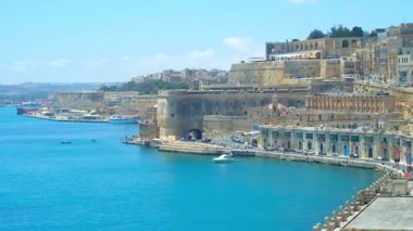 Valletta kale duvarlarının ortaçağ binaları, surları, burçları ve tekneler Harbour, Valletta, Malta ile taş ocağı Wharf üzerinde mükemmel görünüm açılır.