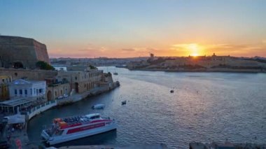 Valletta, Malta - 17 Haziran 2018: Romantik günbatımı Manoel 17 Haziran'da Valletta Sliema, kalkış için bekleyen Fort, Valletta surları ve feribot, Manzaralı.