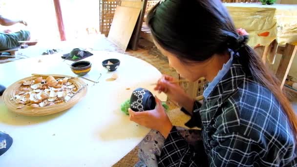 バガン ミャンマー 2018 伝統的な漆器のワーク ショップは バガンで 日漆食器の卵殻の象嵌の手法 — ストック動画