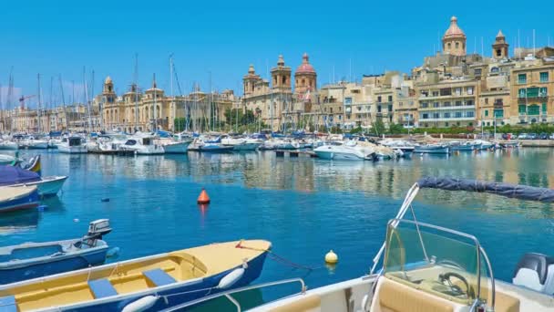 Senglea Malta Juni 2018 Rader Vita Båtar Marinan Vittoriosa Med — Stockvideo