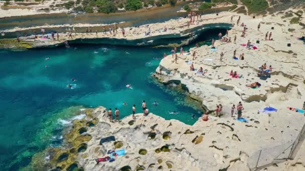 Marsaxlokk 马耳他 2018年6月18日 度假者享受日光浴 游泳和浮潜在圣彼得的泳池 惊人的石灰石海滩上 Delimara 6月18日在 Marsaxlokk — 图库视频影像