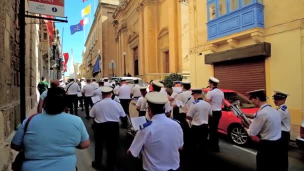 Birgu Malta Giugno 2018 Banda Ottoni Marcia Lungo Gli Edifici — Video Stock