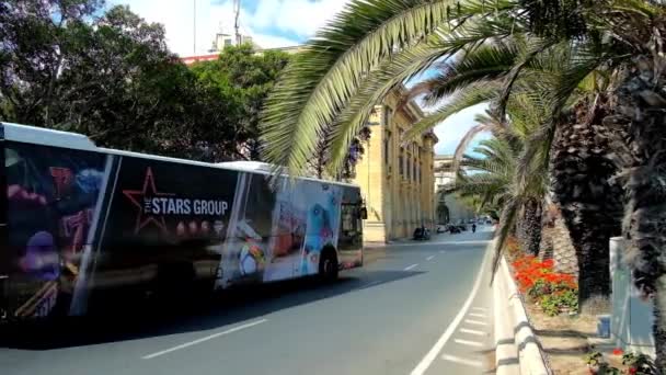 Floriana Malta Junio 2018 Rápido Tráfico Matutino Largo Sombría Calle — Vídeos de Stock